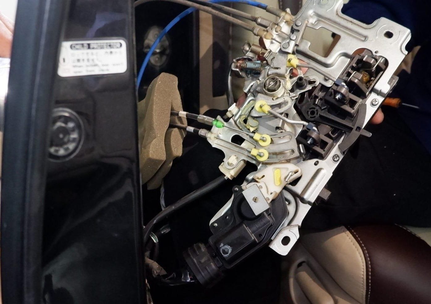 Service sensor dan switch sliding door Toyota Voxy