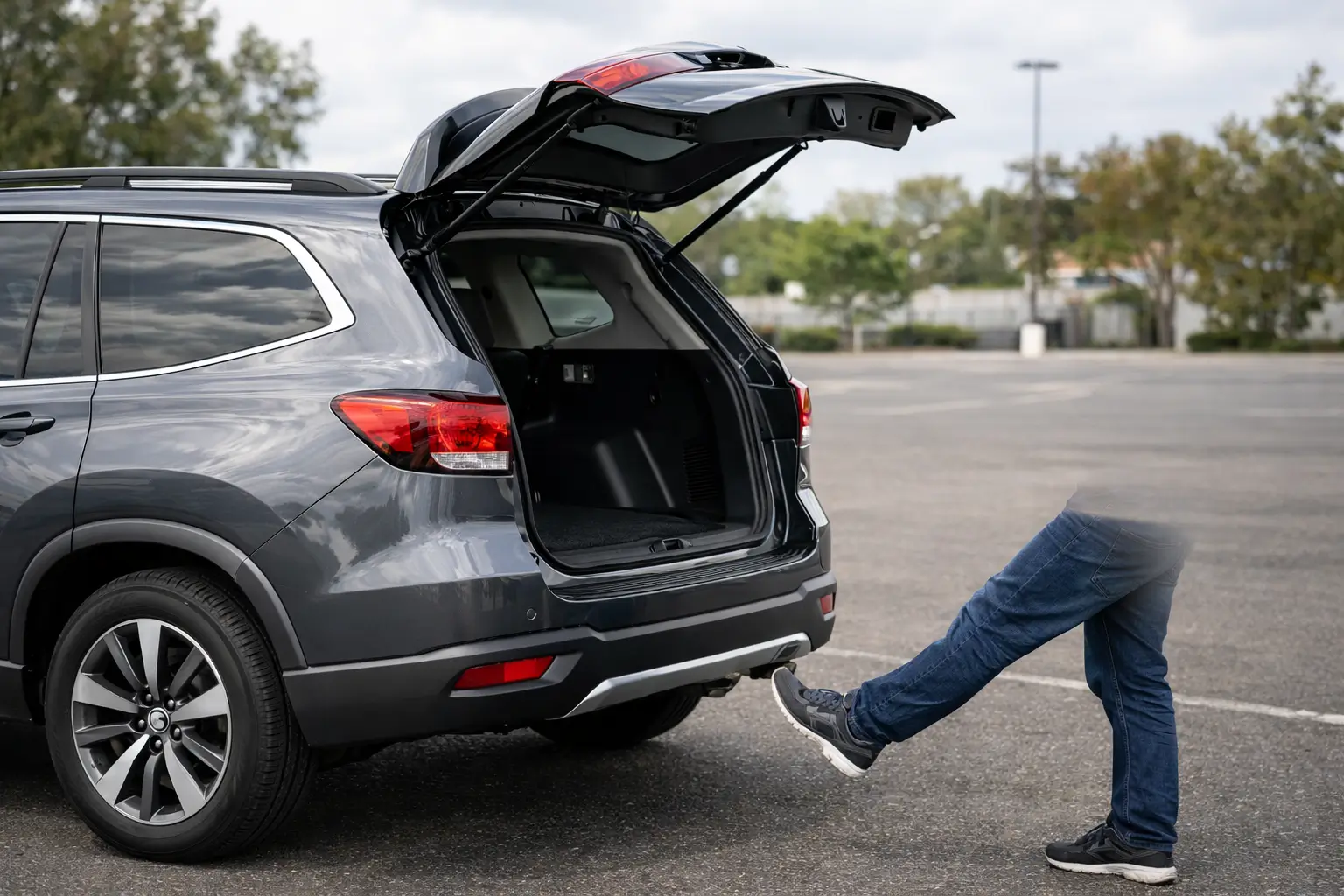 Fitur sensor kaki power backdoor mobil