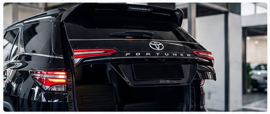 Toyota Fortuner dengan pintu bagasi belakang terbuka untuk pemeriksaan power backdoor